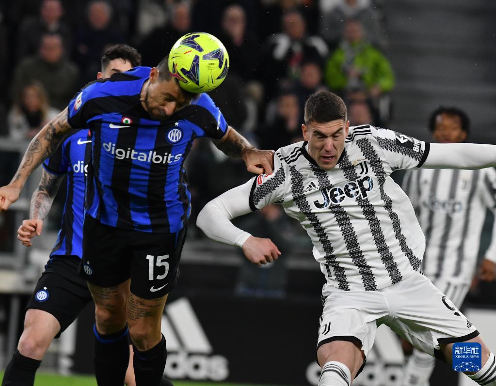 阿尔卡拉斯救球得分引热议，蒂亚福表情包成焦点