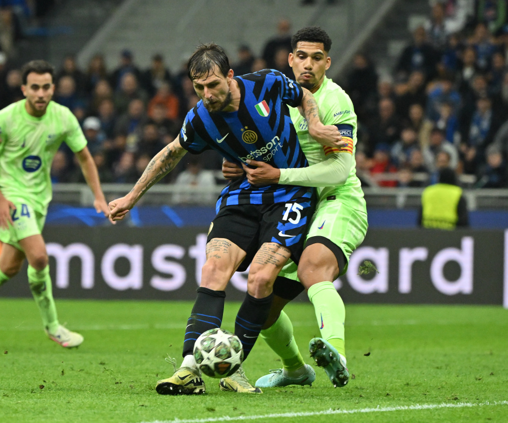 记者：邵佳一探班U22国足训练，与主帅安东尼奥相谈甚欢