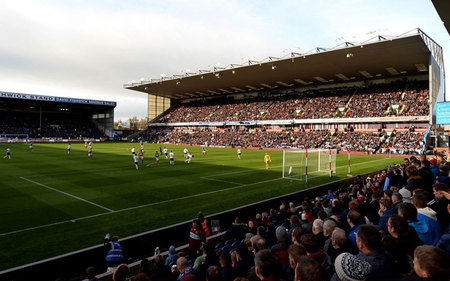 LPL解说瞳夕虎牙传奇杯晒照：今天继续见