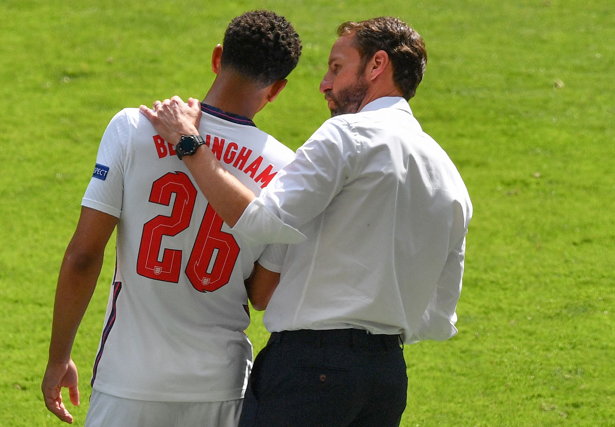 LGD Gaming 官方公告：第二队中单 xqw 通过了试训，正式晋升为 LGD Gaming 。