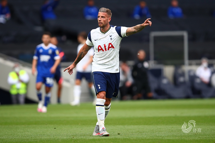 曼联在第15轮4-1大胜狼队，晋级英超第六，阿莫林有效发挥中场，布鲁诺、芒特等球员关键作用，助力球队提升排名。